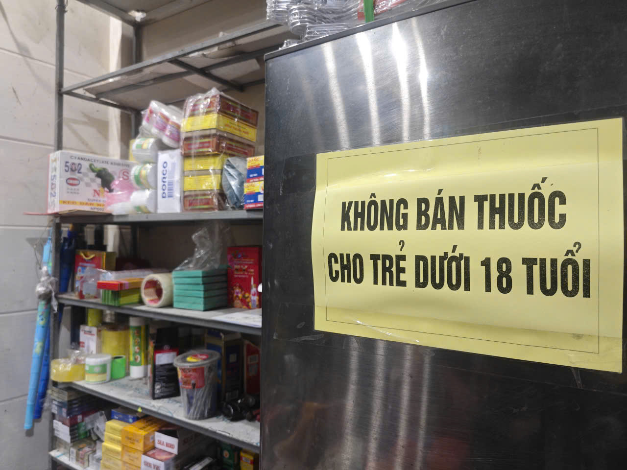 Bộ Y tế đề xuất cấm người sinh sau năm 2010 mua và sử dụng thuốc lá - Ảnh: DƯƠNG LIỄU