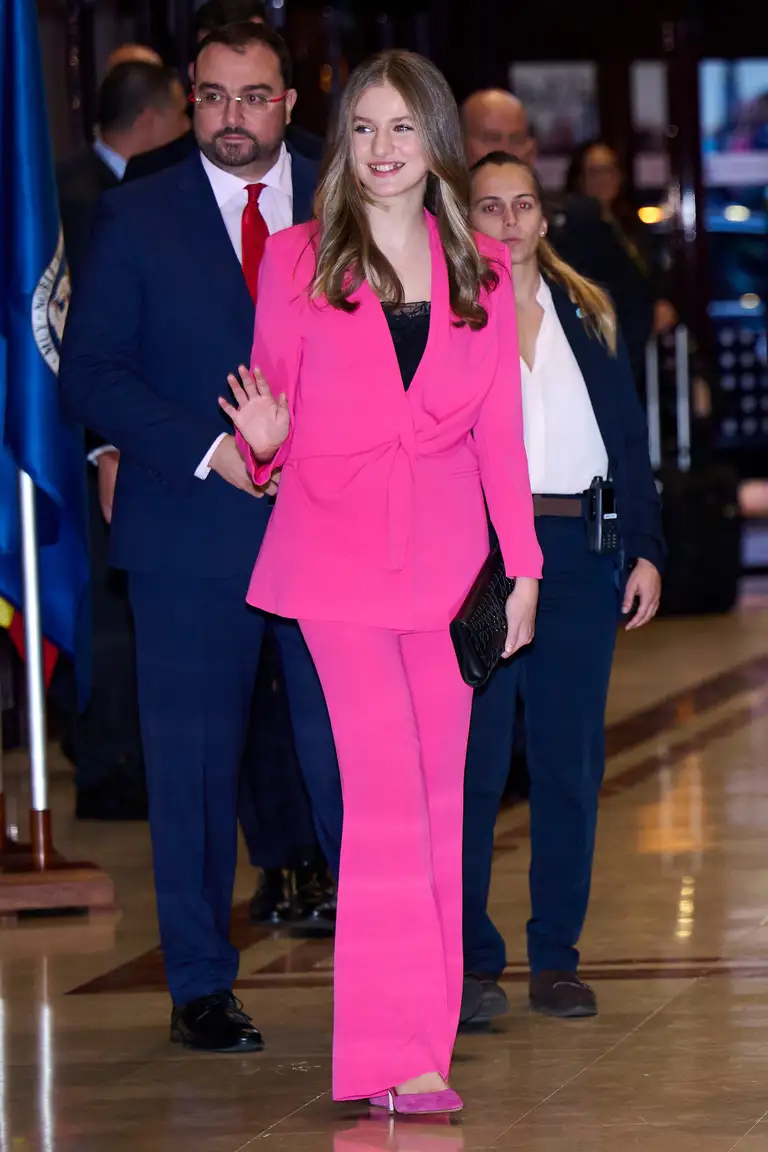 Công chúa Leonor xuất hiện trong bộ suit may đo màu hồng fuchsia của thương hiệu Tây Ban Nha Laura Bernal. Có thể thấy cô khá yêu thích những gam hồng, đặc biệt thường xuyên thử nghiệm các sắc hồng có độ bão hòa cao trong trang phục - Ảnh: Corbis