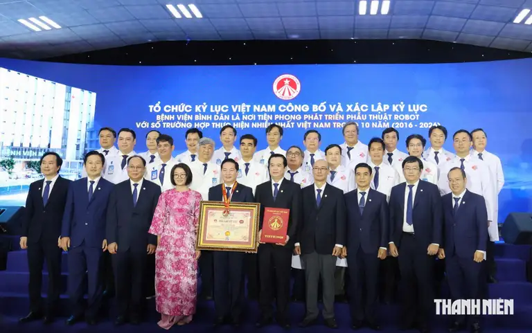 Tổ chức Kỷ lục Việt Nam công bố và xác lập kỷ lục Bệnh viện Bình Dân là nơi tiên phong phát triển phẫu thuật robot với số trường hợp thực hiện nhiều nhất Việt Nam trong 10 năm