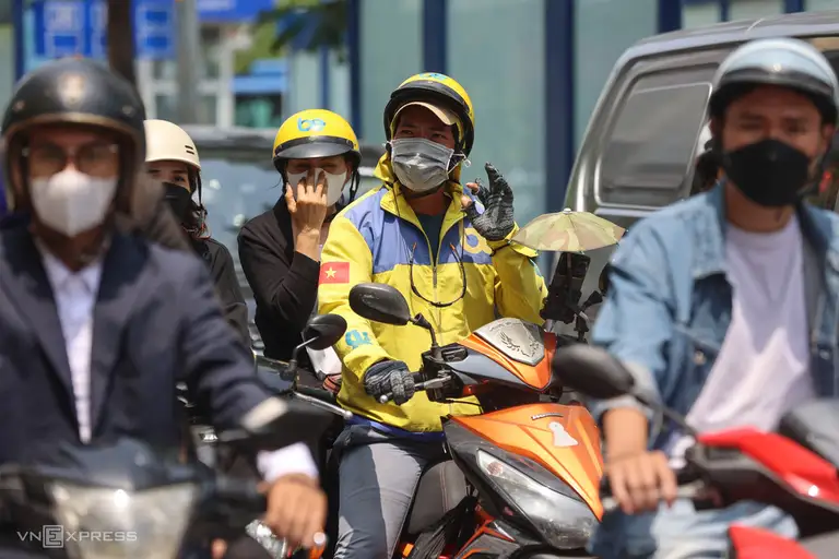 Tài xế hai bánh hãng Be trên đường phố trung tâm TP HCM. Ảnh: Quỳnh Trần