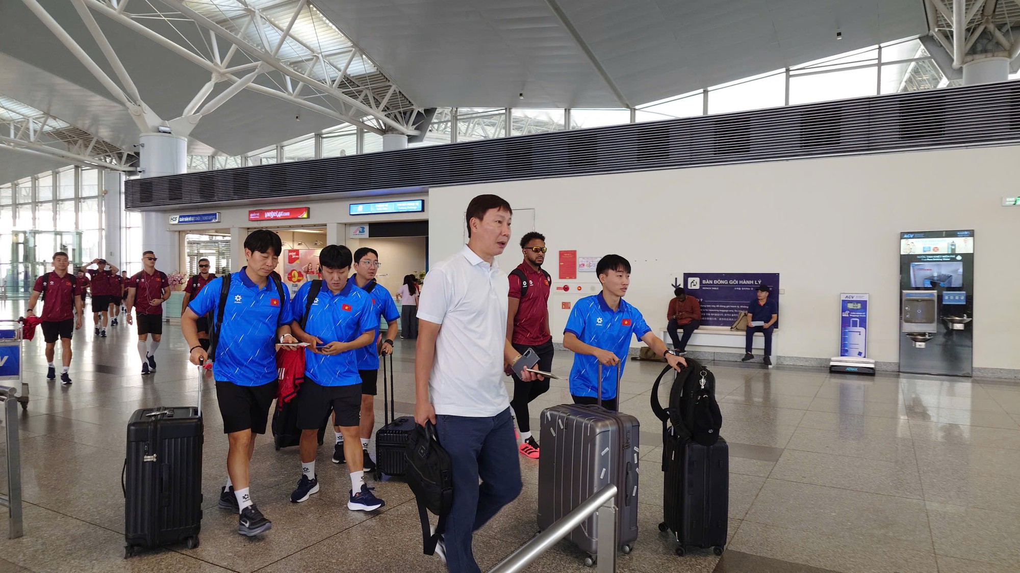 Thầy Kim và các trợ lý tại sân bay Nội Bài
