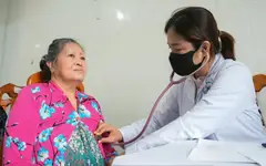 Cụ ông 93 tuổi bị tai biến, CSGT Hà Nội mở đường đến Bệnh viện kịp thời