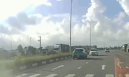 Taxi đâm trực diện ôtô đi ngược chiều, ai đền?
