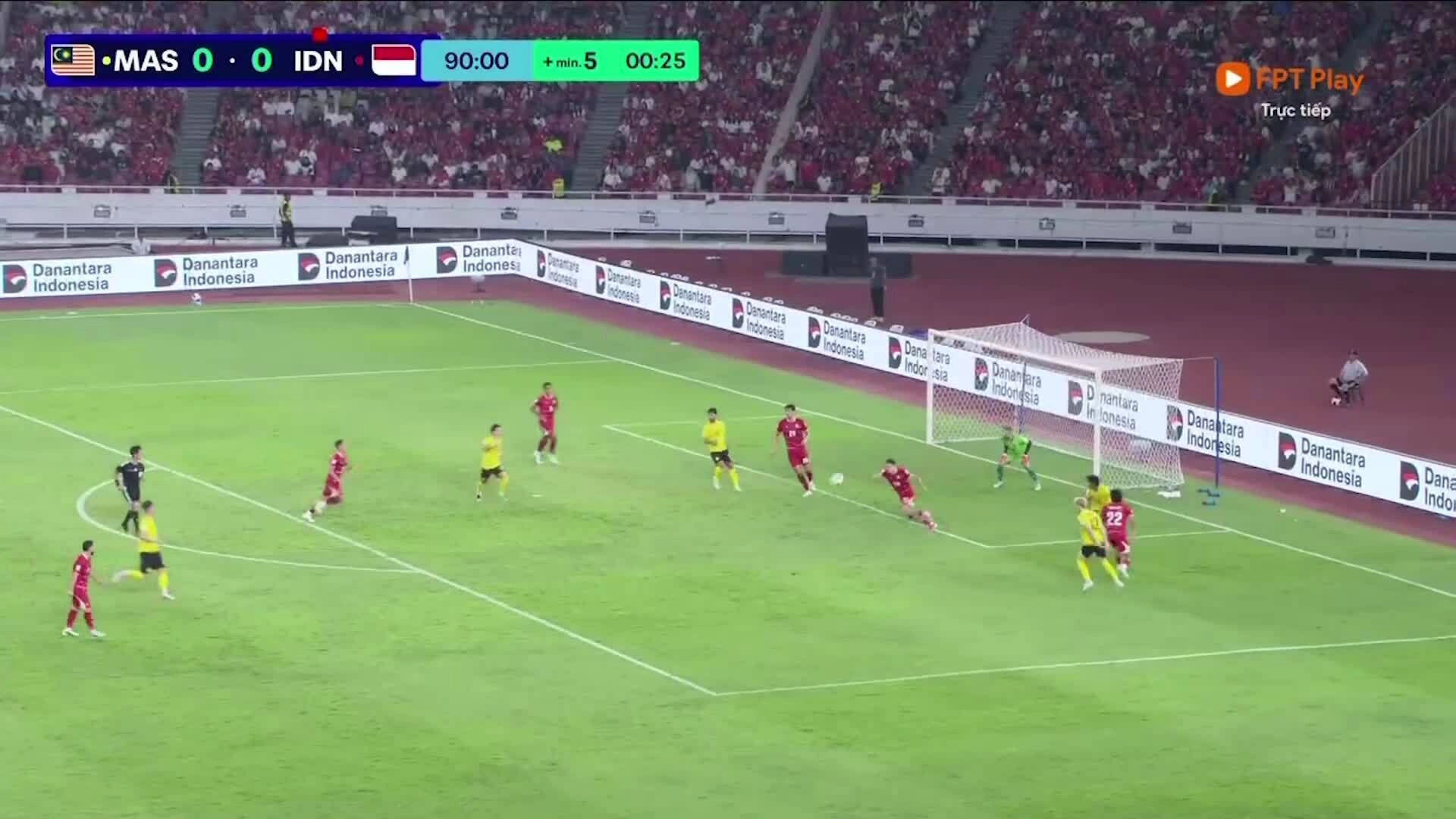 Thủ môn Indonesia cứu thua