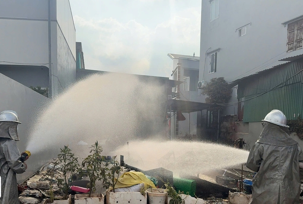 Lực lượng chức năng xử lý tại khu vực rò rỉ hóa chất. Ảnh: Tiến Thành