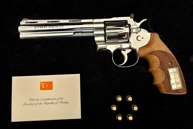 Khẩu súng được ông Erdogan tặng Tổng thống Litva Gitanas Nauseda tại hội nghị thượng đỉnh NATO ở Ankara. Ảnh: Văn phòng Tổng thống Litva