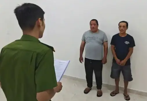 Nghi phạm Nguyễn Văn Hòa (bên phải) bị tạm giữ hình sự để điều tra về hành vi tổ chức đánh bạc