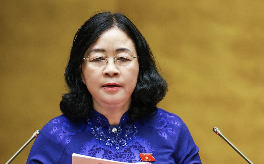 Bà Bùi Thị Minh Hoài, Chủ tịch Ủy ban Trung ương Mặt trận Tổ quốc Việt Nam trình bày báo cáo tại phiên khai mạc kỳ họp 2 Quốc hội khóa 16, sáng 17/10. Ảnh: Hoàng Phong