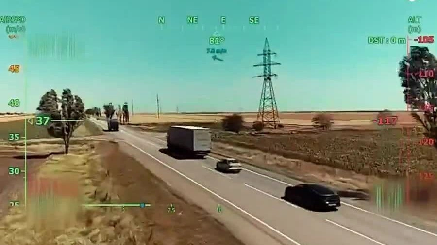 Các cuộc tập kích được cho là UAV Hornet Ukraine nhằm vào phương tiện vận tải Nga trong video đăng hồi tháng 8. Video: X/Osinttechnical