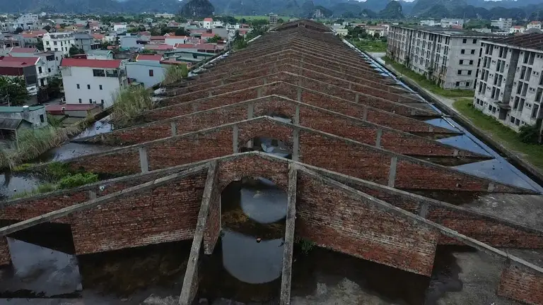 Sắt thép tại công trình hoen rỉ sau nhiều năm.