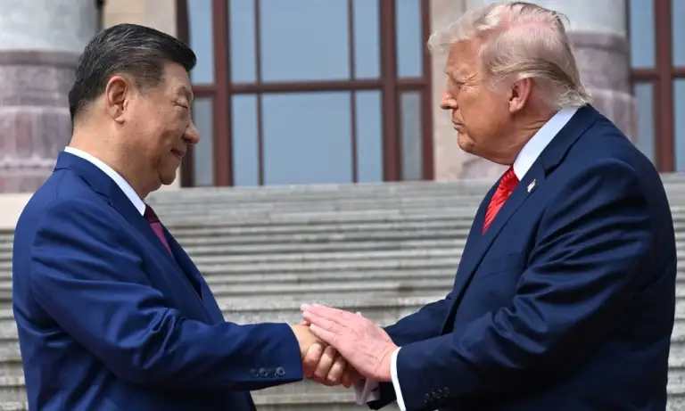 Chủ tịch Trung Quốc Tập Cận Bình (trái) bắt tay Tổng thống Mỹ Donald Trump tại Đại lễ đường Nhân dân ở Bắc Kinh ngày 14/5. Ảnh: AP