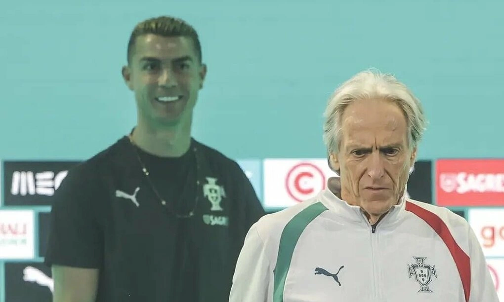 HLV Jorge Jesus trong một cuộc họp báo của Bồ Đào Nha, còn Cristiano Ronaldo được ghép vào. Ảnh: Observador