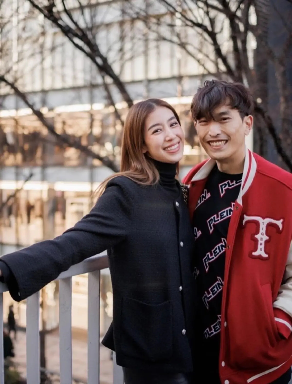 “Nhất cử nhất động” của cặp đôi kiều nữ - đại gia đều được công chúng dõi theo sát sao. Ảnh: Thairath
