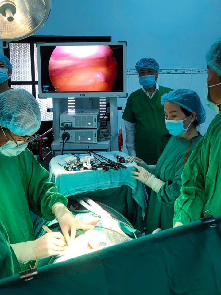 Ca mổ nội soi đầu tiên tại Trung tâm Y tế Quân dân y đặc khu Phú Quý, chiều 2/10. Ảnh: Tín Phúc