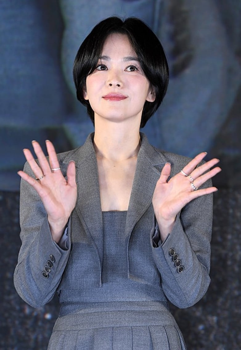 Đây là một trong những bí quyết phối đồ được Song Hye Kyo vận dụng đầy khéo léo - Ảnh: IGNV