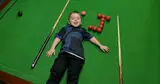 Cậu bé 3 tuổi đi vào lịch sử với tài chơi billiards không tưởng