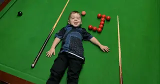 Cậu bé 3 tuổi đi vào lịch sử với tài chơi billiards không tưởng