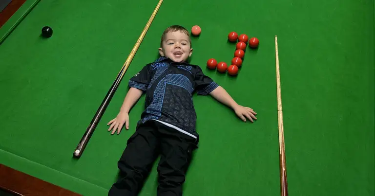 Cậu bé 3 tuổi đi vào lịch sử với tài chơi billiards không tưởng