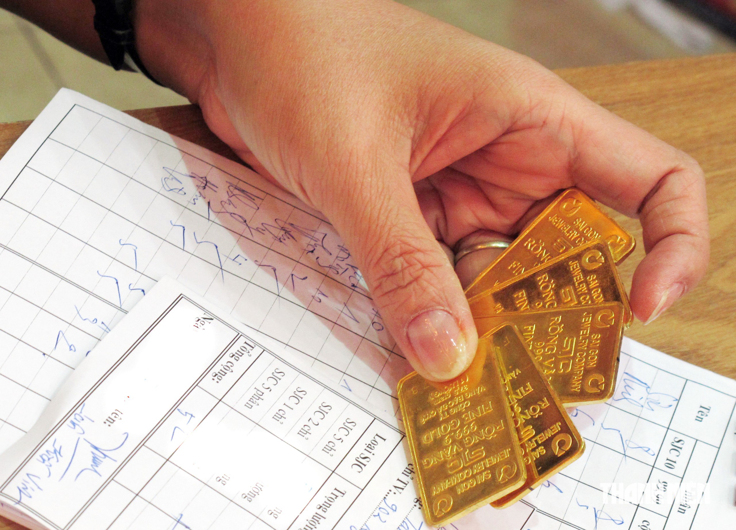 Giá vàng miếng SJC tăng giảm trái chiều sáng 3.8
