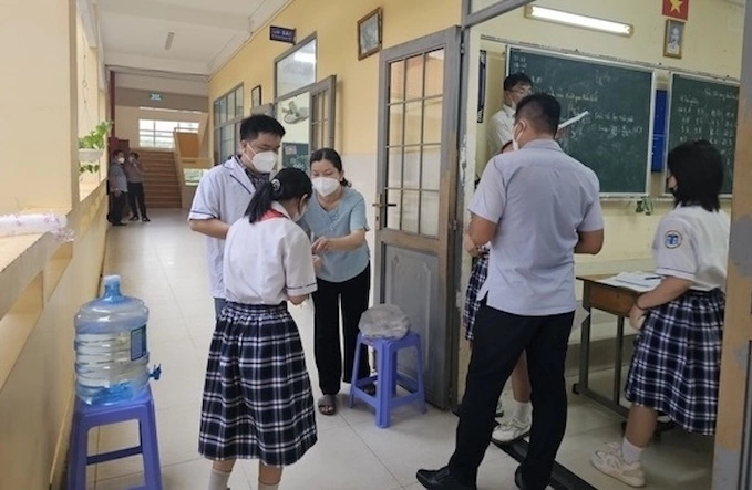 Nhân viên y tế phối hợp nhà trường rà soát người tiếp xúc gần, triển khai kháng sinh dự phòng, hướng dẫn vệ sinh và theo dõi sức khỏe học sinh. Ảnh: Sở Y tế TP HCM