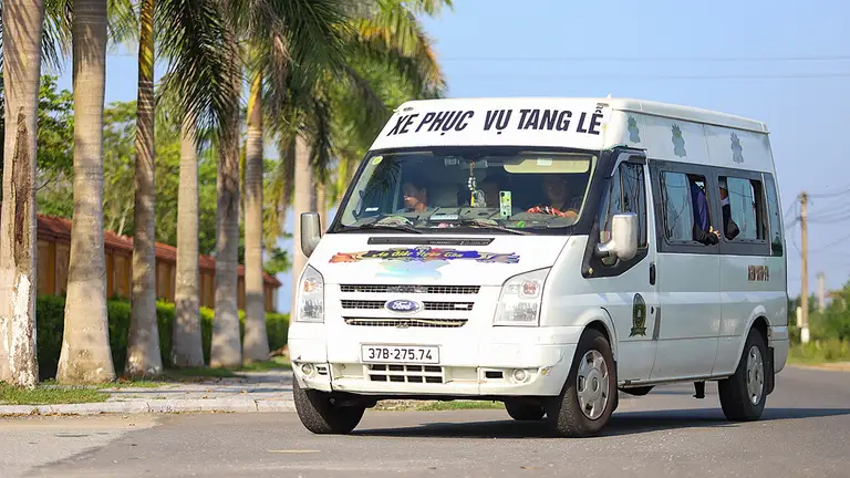 Vượt hàng trăm km đưa người quá cố đi hỏa táng