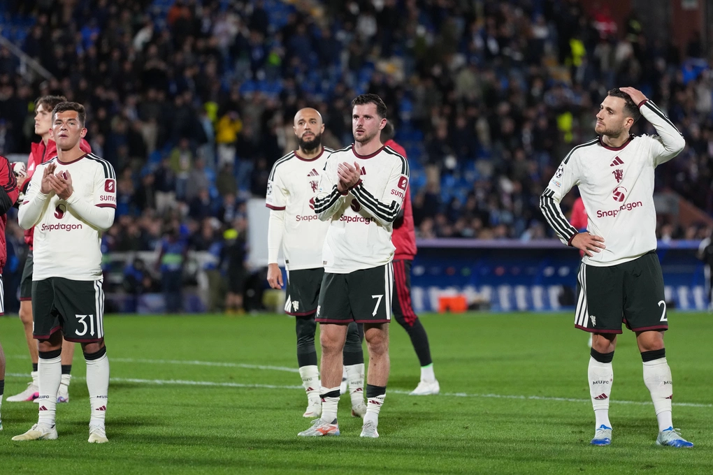 Mason Mount (giữa) vỗ tay cảm ơn người hâm mộ sau trận Man Utd thua Como ở vòng phân hạng Champions League tại Como, Italy, ngày 21/10/2026. Ảnh: AP