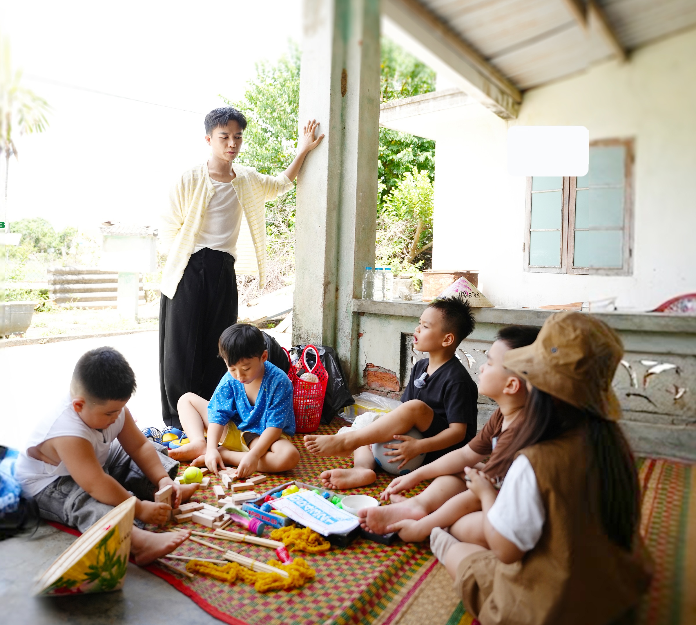 Ở nhà, "ông bố tập sự" Bùi Công Nam vẫn toát mồ hôi chăm lo cho các bạn nhỏ