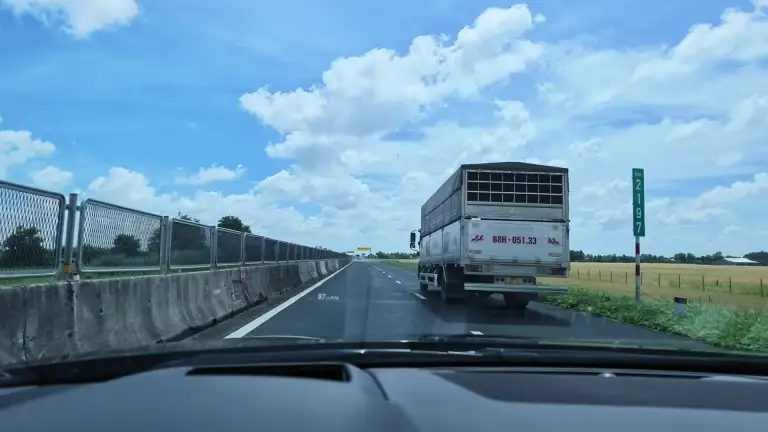 Chuyển sang làn trái để vượt, rồi trở về làn phù hợp giúp tạo khoảng thông thoáng, giảm ùn tắc và tăng an toàn trên cao tốc. Video: Hồ Tân