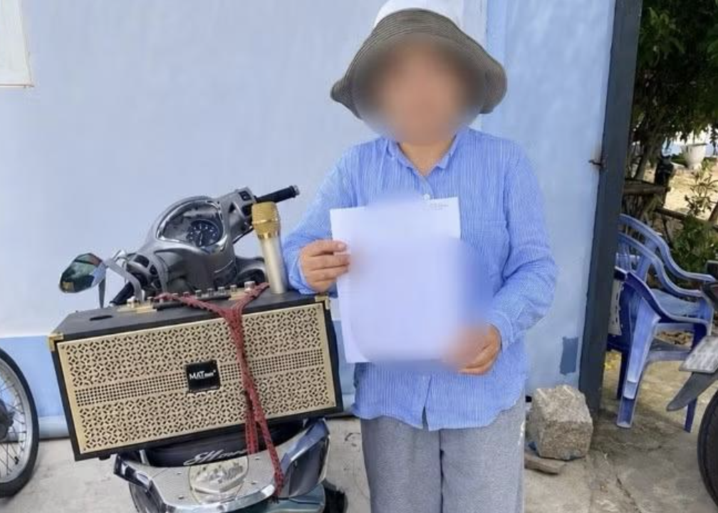 Người phụ nữ được Công an xã Phước Dinh mời làm việc sau khi phát loa đòi nợ