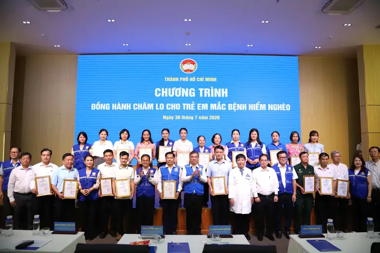 Ông Nguyễn Phước Lộc - Ủy viên Trung ương Đảng, Phó bí thư Thành ủy TP.HCM, Chủ tịch Ủy ban Mặt trận Tổ quốc Việt Nam TP.HCM - biểu dương bệnh viện, ngành y tế thành phố và các đơn vị đã chung tay hỗ trợ bệnh nhi có hoàn cảnh khó khăn - Ảnh: THU HIẾN