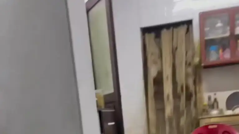 Nước mưa kèm bùn đất tràn vào nhà dân ở phường Cửa Ông. Video: Người dân cung cấp