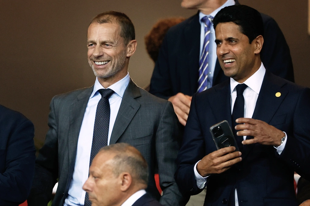 Chủ tịch UEFA Aleksander Ceferin (trái) và Chủ tịch CLB Paris Saint-Germain Nasser Al-Khelaifi tươi cười trước trận Barca gặp PSG tại Champions League trên sân Olympic, Barcelona, Tây Ban Nha, ngày 1/10/2025. Ảnh: AP