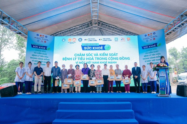 Trong khuôn khổ chương trình, các đơn vị đã trao tặng những phần quà ý nghĩa đến các gia đình có hoàn cảnh khó khăn - Ảnh: Hoàng Khánh