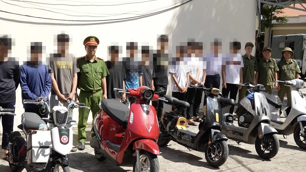 21 thanh thiếu niên sử dụng xe điện độ chế để lạng lách, bốc đầu tại Vũng Tàu hôm 16/9. Ảnh: Công an TP HCM