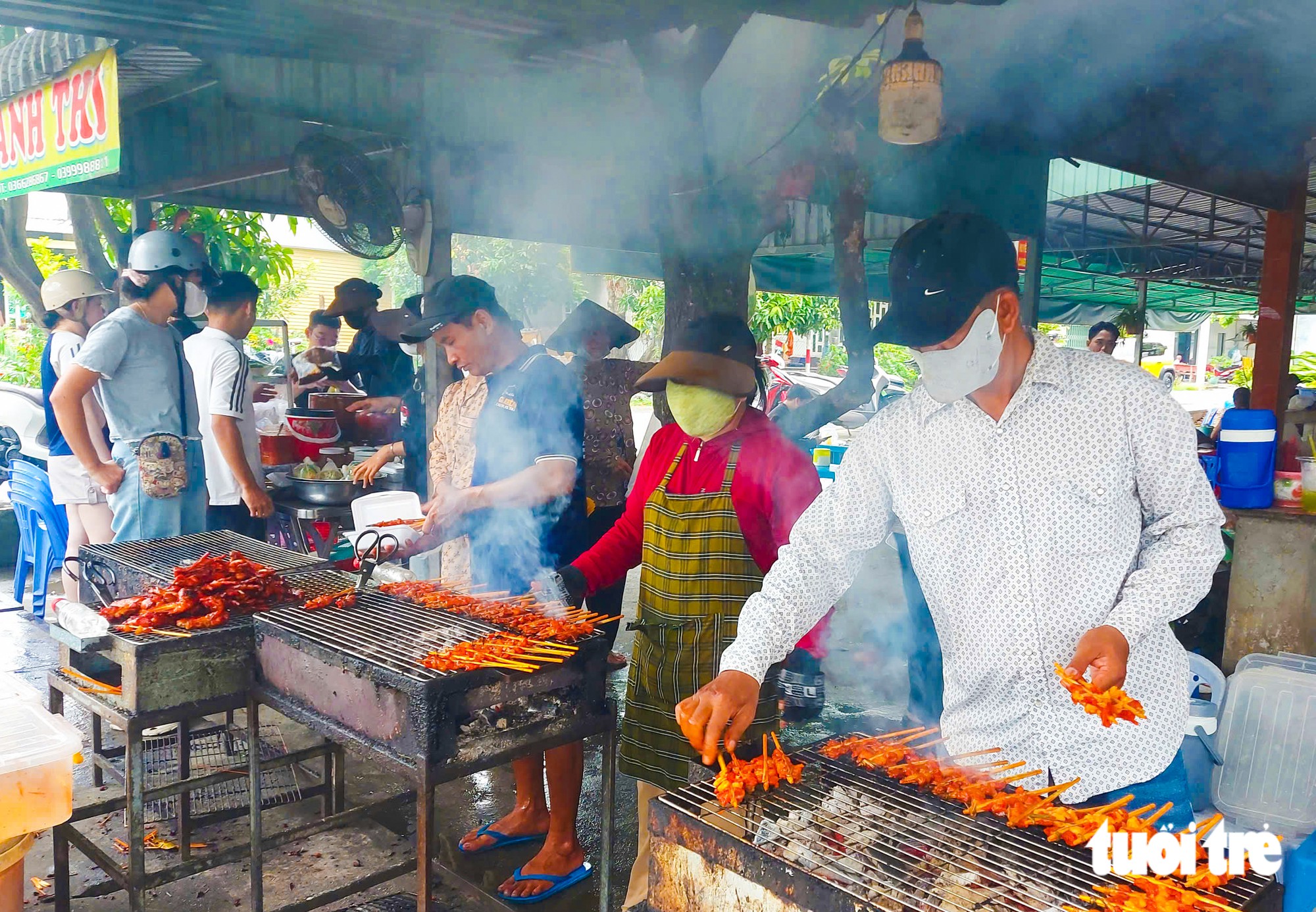 Du khách và người dân đứng chờ mua bò nướng, gỏi đu đủ đâm và ếch nướng ở Tri Tôn - Ảnh: CHÍ CÔNG