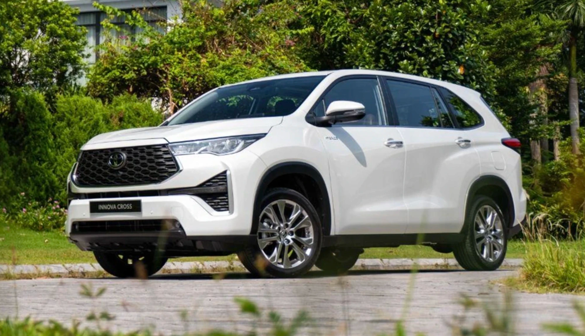 Cùng với Yaris Cross, mẫu Toyota Innova Cross nhập khẩu từ Indonesia cũng góp mặt trong danh sách này. Doanh số mẫu MPV này sau 3 quý đầu năm 2026 đạt 8.959 xe, tăng 3.549 xe so với cùng kỳ năm ngoái. Thiết kế hiện đại, không gian nội thất rộng rãi, vận hành mạnh mẽ, tiết kiệm và có cả bản hybrid… là những yếu tố giúp Innova Cross tạo sức hút. Mẫu xe này hiện đang được phân phối 3 phiên bản, giá từ 730 - 960 triệu đồng