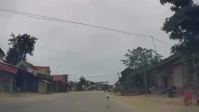 Tình huống tương tự, lái xe có gắn camera hành trình bị giật mình khi thấy một cháu bé lao ra trước đầu xe, hôm 22/3 tại QL7A đoạn Mỹ Thành, Nghệ An. Video: Nguyễn Ngọc