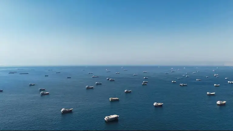 Tàu thuyền neo đậu tại eo biển Hormuz - Ảnh: REUTERS