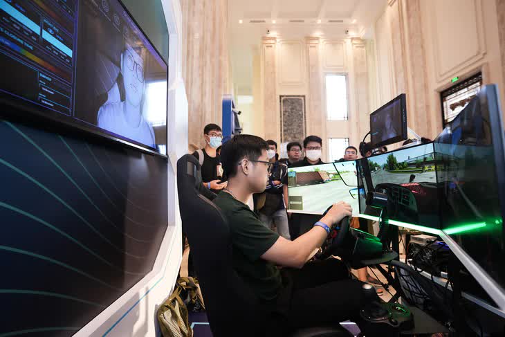 Trải nghiệm công nghệ ứng dụng trí tuệ nhân tạo (AI) hỗ trợ lái xe an toàn - Ảnh: HỒNG HẠNH