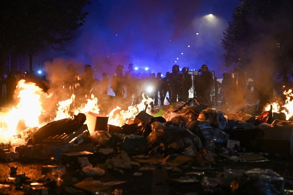 Cảnh sát Pháp ứng phó biểu tình tại một khu vực ở trung tâm Paris ngày 18/10. Ảnh: AFP