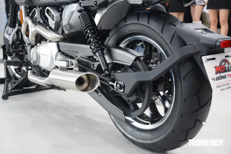 Bên cạnh thiết kế và động cơ, Hyosung GV350X còn được trang bị nhiều công nghệ an toàn thường xuất hiện trên các mẫu mô tô phân khối lớn như hệ thống chống bó cứng phanh ABS hai kênh hoạt động độc lập; hệ thống kiểm soát lực kéo TCS giúp hạn chế hiện tượng bánh sau bị trượt khi tăng ga trên đường trơn trượt và bộ ly hợp hỗ trợ và chống trượt