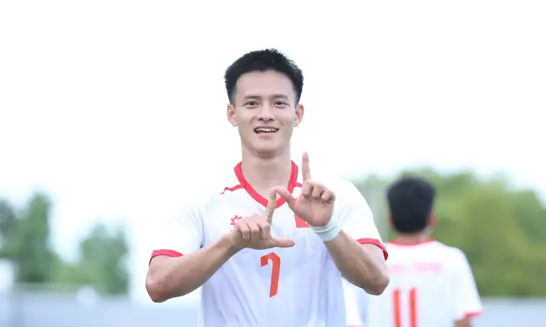 Nguyễn Thanh Nhàn ăn mừng bàn thắng. Ảnh: Hoàng Hồ