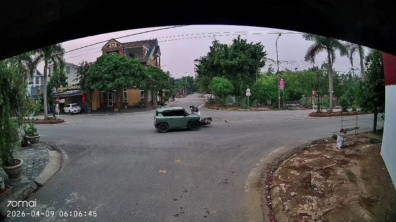 Tình huống tương tự, cô gái điều khiển xe máy qua ngã tư không quan sát, trong khi chiếc VF 3 cũng không giảm tốc, hôm 9/4 tại Điện Biên. Video: Trần Văn Giang
