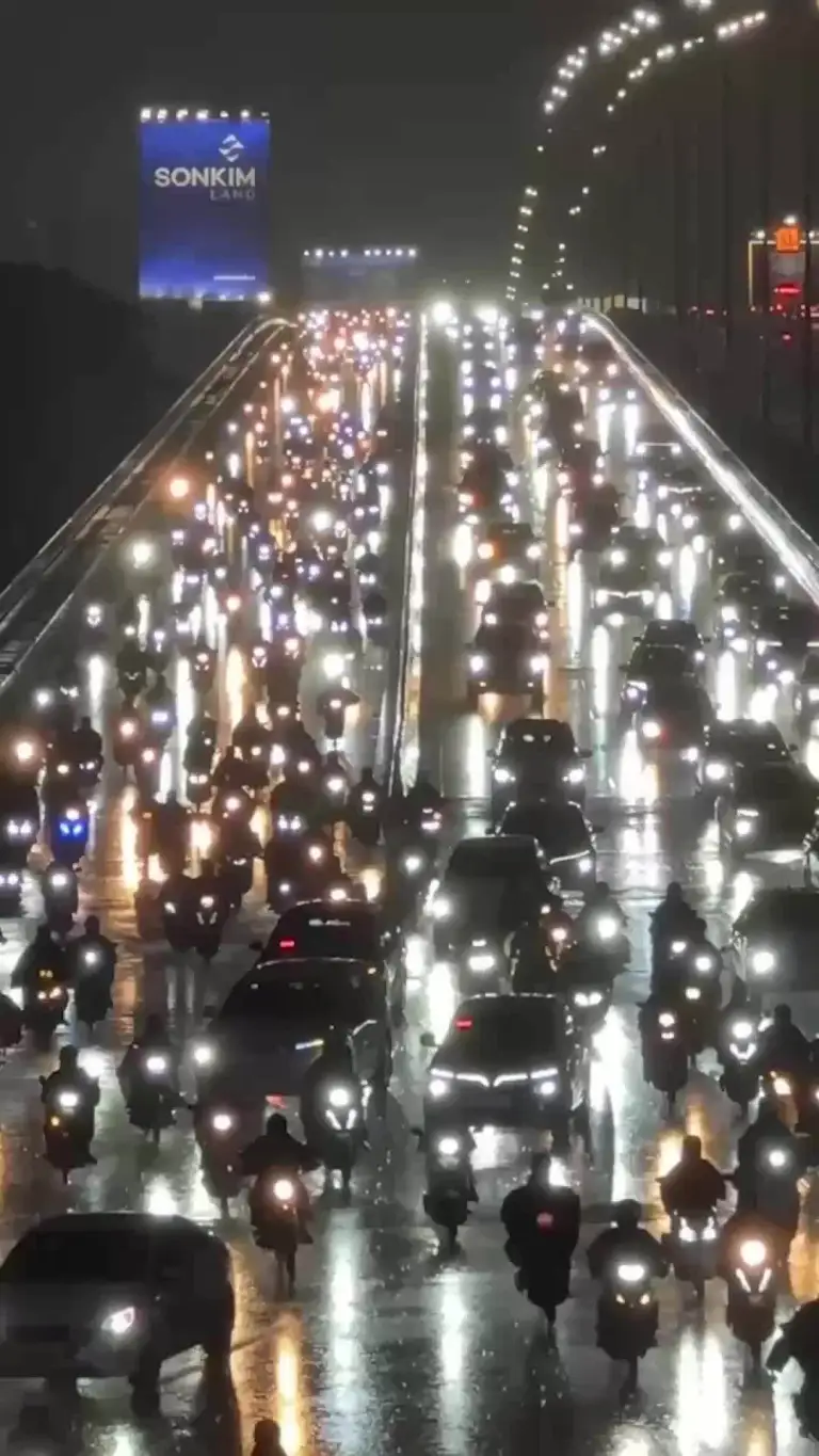 Mưa giờ tan tầm, nhiều đường TP HCM ùn tắc kéo dài