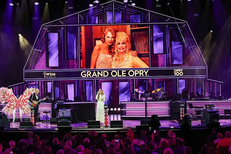 Ban tổ chức Grand Ole Opry chiếu hình Taylor Swift - từng được mệnh danh "công chúa nhạc đồng quê" - và Dolly Parton trên sân khấu. Ảnh: Instagram Grand Ole Opry