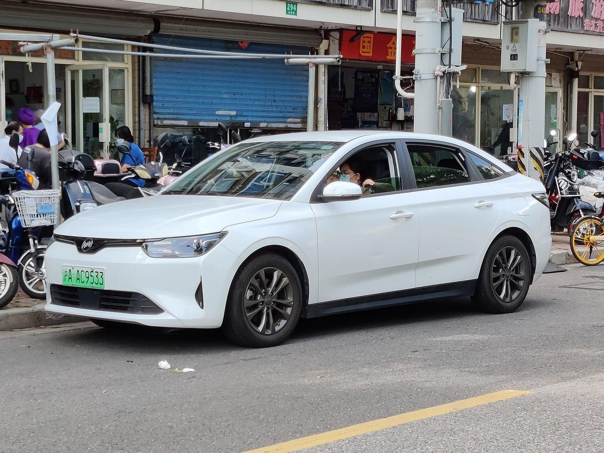 Hãng xe sập là như thế nào? 8 chiếc xe còn mới bán đấu giá 91 triệu đồng một chiếc, sửa không được, bán không xong