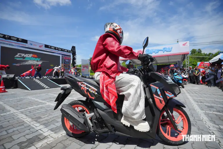 Honda Vario 125 mới tiếp tục hướng đến nhóm khách hàng trẻ yêu thích kiểu dáng thể thao, nhỏ gọn. Đáng chú ý nhất trong lần thay đổi này là sự góp mặt của phiên bản Street sử dụng tay lái trần, lần đầu được Honda Việt Nam đưa vào danh mục Vario 125 phân phối chính hãng
