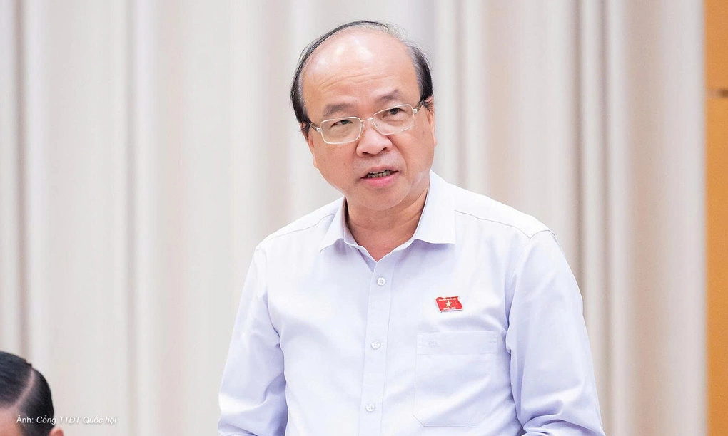 Chủ nhiệm Ủy ban Pháp luật và Tư pháp Phan Chí Hiếu trình bày báo cáo thẩm tra tại phiên họp chiều 2/10. Ảnh: Cổng TTĐT Quốc hội