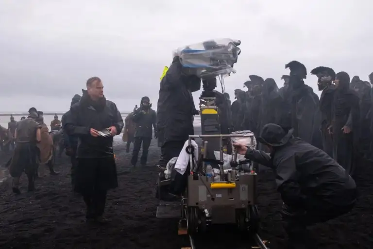 Christopher Nolan chỉ đạo ghi hình The Odyssey. Với ông, công nghệ là công cụ để kể chuyện, còn những thiết bị dễ gây xao nhãng như smartphone lại được giữ ở khoảng cách nhất định.