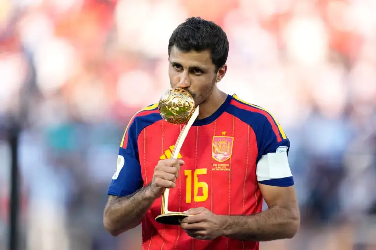 Rodri giành danh hiệu Quả Bóng Vàng World Cup sau trận chung kết World Cup 2026 giữa Tây Ban Nha và Argentina trên sân MetLife ở East Rutherford, bang New Jersey, gần New York, Mỹ, ngày 19/7/2026. Ảnh: AP